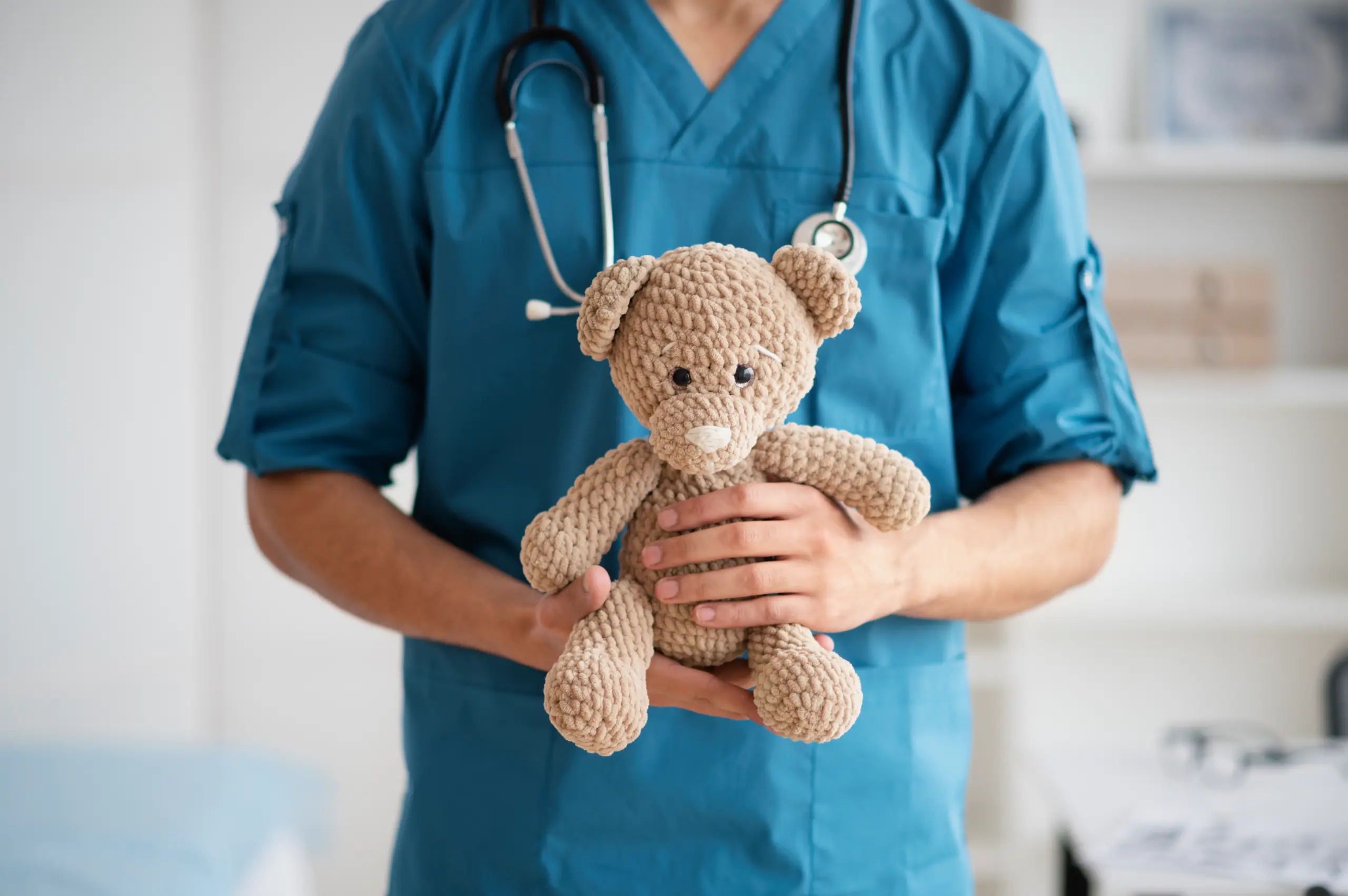 Pediatra especializada realizando control de niño sano